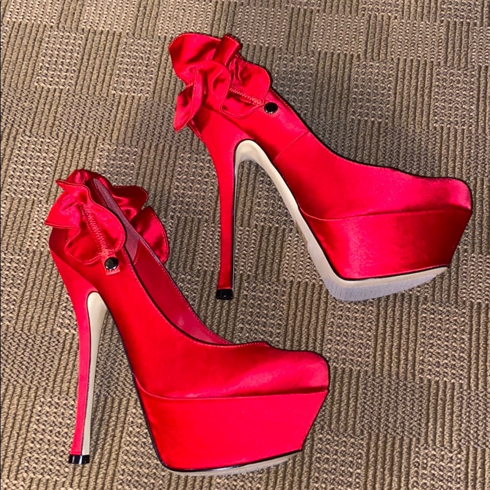 Bebe Naomi Red Satin Platform Pumps.  Size 7